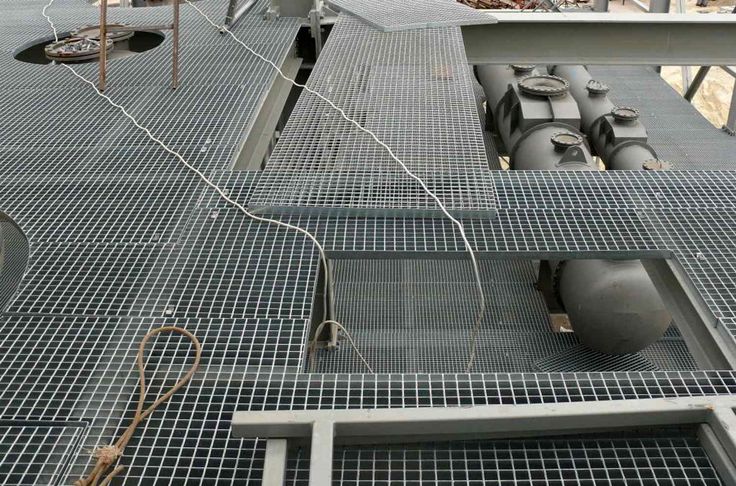 Решетчатый настил в энергетике: как обеспечить безопасность и долговечность на ТЭЦ и подстанциях